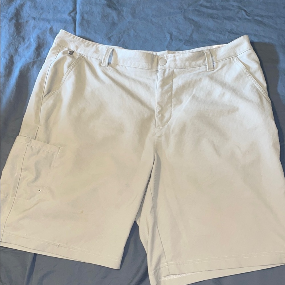 Columbia PFG Gray Cargo Shorts with Versatile Design